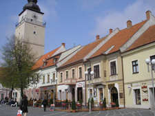 Pešia zóna v Trnave a Mestská veža v pozadí